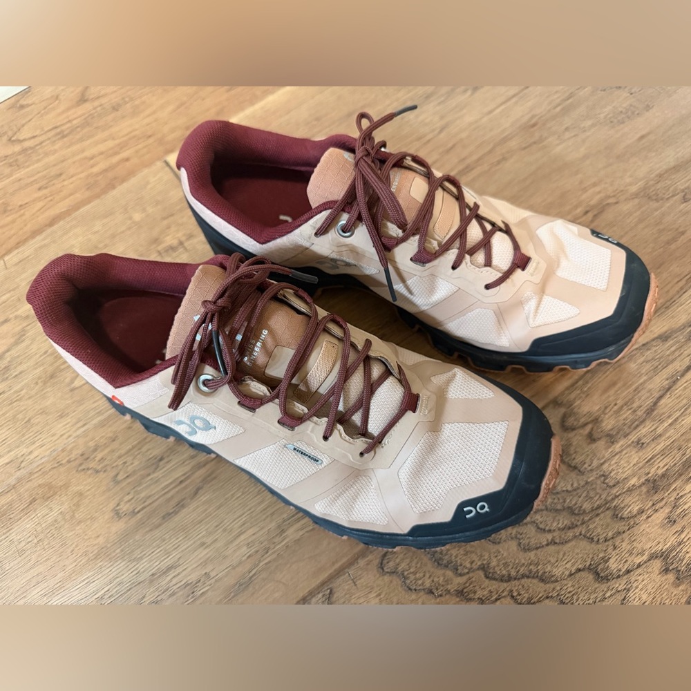 On Running Waterproof Women’s Trail Hiking Shoes Size 9.5 US Cloudventure